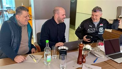 رئيس اتحاد اليد يجتمع مع مسئولي 