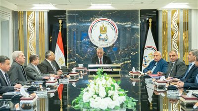 وزير الإنتاج الحربي يوجه رؤساء المصانع بترشيد الاستهلاك دون التأثير على الإنتاج