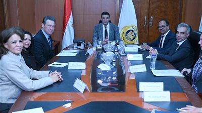 وزير الصناعة يبحث مع وفد البنك الأوروبي برامج البنك للمشروعات الخضراء