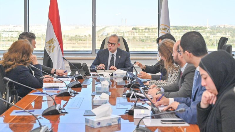 خلال الاجتماع