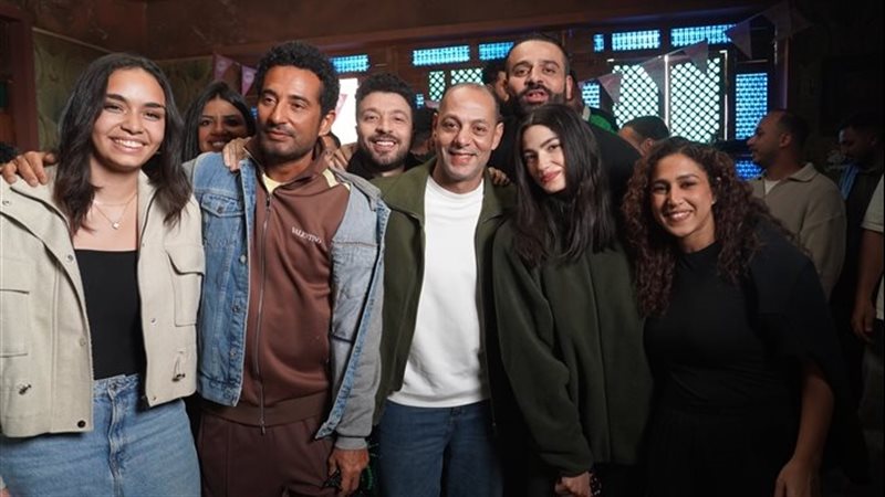 احتفل النجم عمرو