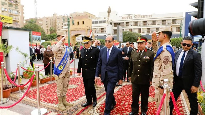 محافظ المنيا يضع