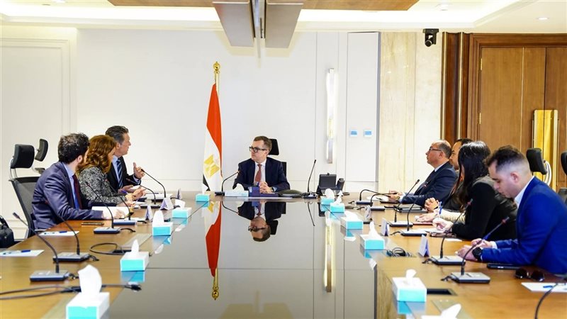 وزير التخطيط والبنك