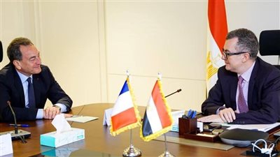 وزير التخطيط يبحث مع السفير الفرنسي تعزيز التعاون الاقتصادي والتنمية بين البلدين