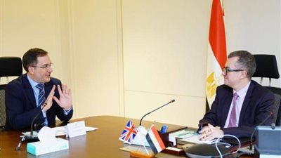 وزير التخطيط يبحث مع السفير البريطاني تعزيز التعاون الاقتصادي والاستثماري المشترك