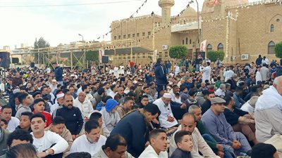 الملايين يؤدون صلاة عيد الفطر في الساحات والمساجد وسط أجواء من البهجة والسكينة