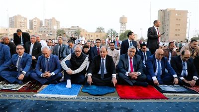محافظ المنيا يؤدي صلاة عيد الفطر وسط جموع المصلين بساحة مدرسة صفي الدين أبو شناف الثانوية