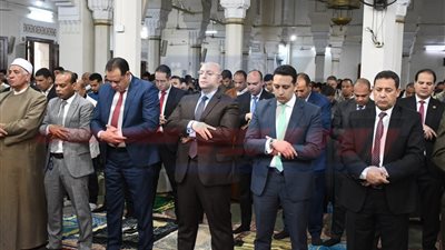 محافظ الفيوم يشارك المواطنين صلاة عيد الفطر بمسجد ناصر الكبير