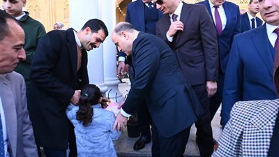 محافظ الغربية يشارك الاهالي  العيد بمسجد السيد البدوي ويهدي الأطفال الهدايا