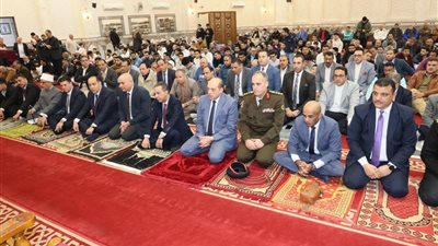 محافظ المنوفية يؤدي صلاة عيد الفطر بمسجد الرؤوف الرحيم بشبين الكوم