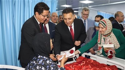 محافظ القليوبية يوزع الورد والهدايا على المرضى بعيد الفطر 