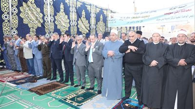 محافظ بني سويف يؤدي صلاة عيد الفطربساحة مسجد عمر بن عبد العزيز