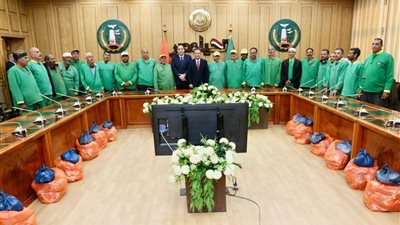   محافظ المنوفية يشارك عمال النظافة فرحة العيد ويوجه برفع كفاءة الخدمات