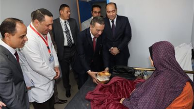 محافظ المنوفية يزور الأسر الفلسطينية للاطمئنان علي حالتهم الصحية ويهديهم العيدية وكحك العيد