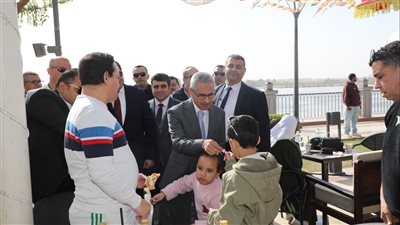   محافظ بني سويف يتفقد الممشى السياحي ويشارك المواطنين فرحتهم بعيد الفطر