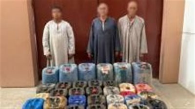 ضبط 3 أشخاص لتجميعهم مواد بترولية بقصد إعادة بيعها بالسوق السوداء