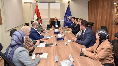 رئيس هيئة الدواء يبحث مع ممثلي شركة أدوية خطط التوسع ودعم التصنيع المحلي