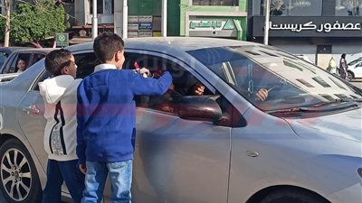 توزيع الوروّد وكروت تهنئة الرئيس  على المارة احتفالاً بعيد الفطر المبارك