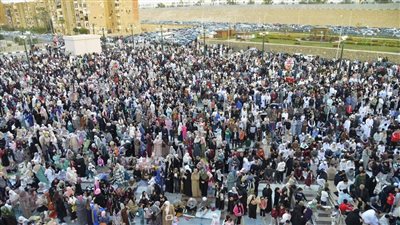 الآلاف يؤدون صلاة عيد الفطر بمسجد العزيز الحكيم بالمقطم
