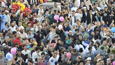 آلاف المصلين يؤدون صلاة العيد في مسجد العزيز الحكيم بالمقطم 