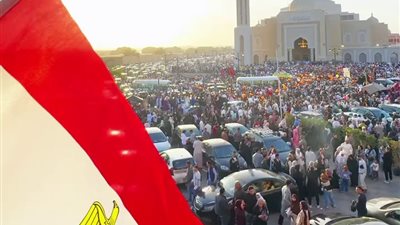 مئات الآلاف يحتشدون لأداء صلاة عيد الفطر بمسجد العلي العظيم