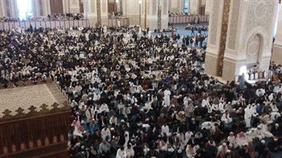 آلاف المصلين يؤدون صلاة العيد في مسجد العزيز الحكيم بالمقطم 