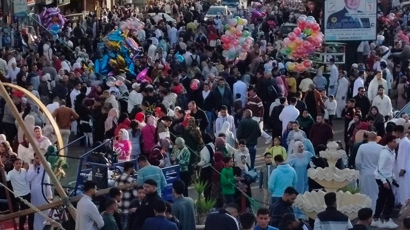 توافد المواطنين علي