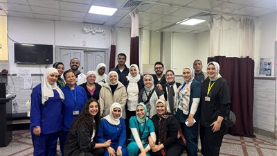عميد طب قصر العيني يتابع مع مديري المستشفيات أداء الفرق الطبية