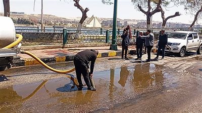 إزالة تجمعات مياه الأمطار بالشوارع لتيسير الحركة المرورية بالمنيا