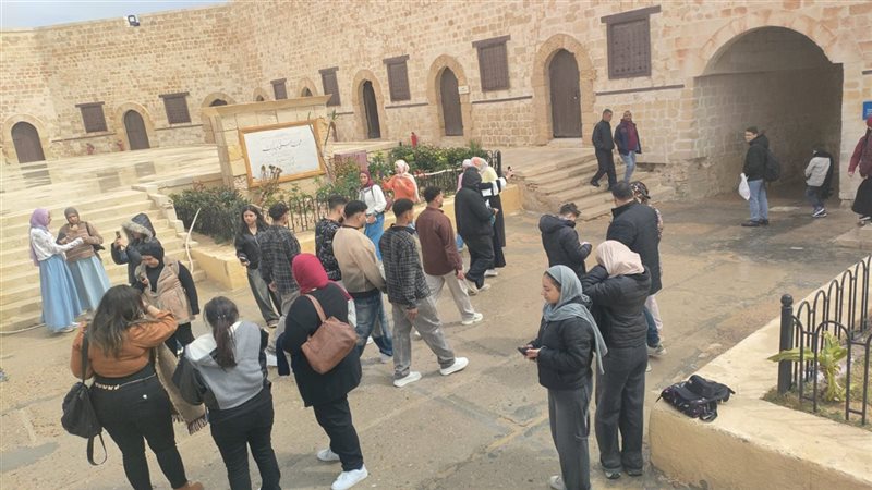 آلاف الزائرين يتوافدون