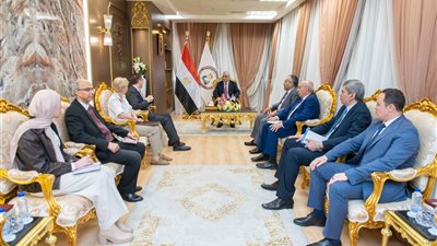 جمبلاط والسفير البريطاني يرسمان خريطة شراكة استراتيجية في التصنيع والتعليم لدعم التنمية المستدامة