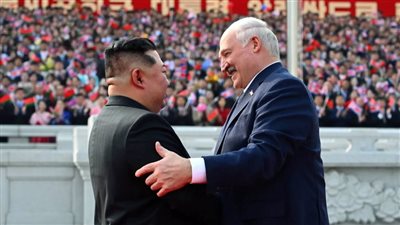 زعيم كوريا الشمالية يستقبل رئيس روسيا البيضاء بالعناق ومراسم فخمة