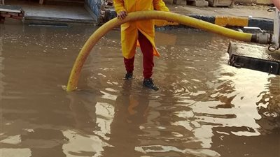أبو حطب يوصل متابعة رفع تجمعات مياه الأمطار بأشمون وقرى المركز بشكل فوري