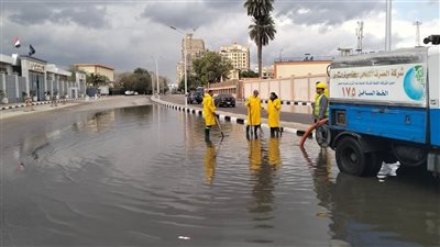 انتشار مكثف للمعدات.. ومتابعة لحظية لرفع مياه الأمطار بالمنطقة الجنوبية