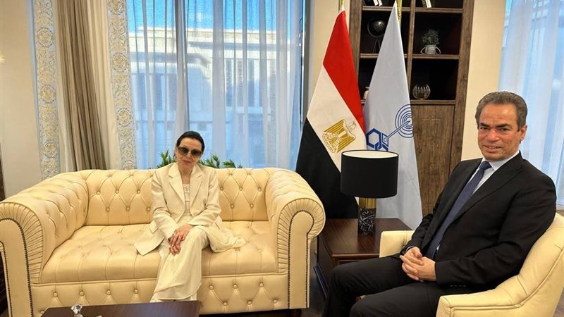 الفنانة نجاه الصغيره