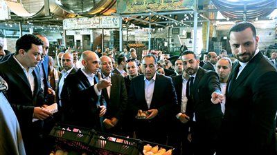 رئيس الوزراء يتفقد مكونات سوق العبور لتجارة الجملة وقطاعاتها المختلفة