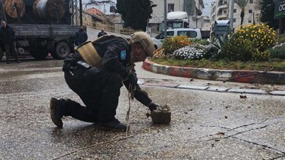 الشرطة الفلسطينية تتعامل مع شظية صاروخية في محافظة سلفيت