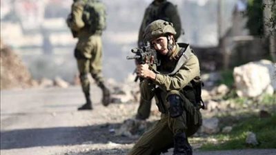 إصابة طفل فلسطيني بالرصاص الحي وحالات اختناق خلال اقتحام الاحتلال مخيم العروب