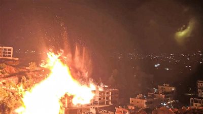 جيش الاحتلال يحرق عددا من المنازل ويشن غارات جوية على لبنان