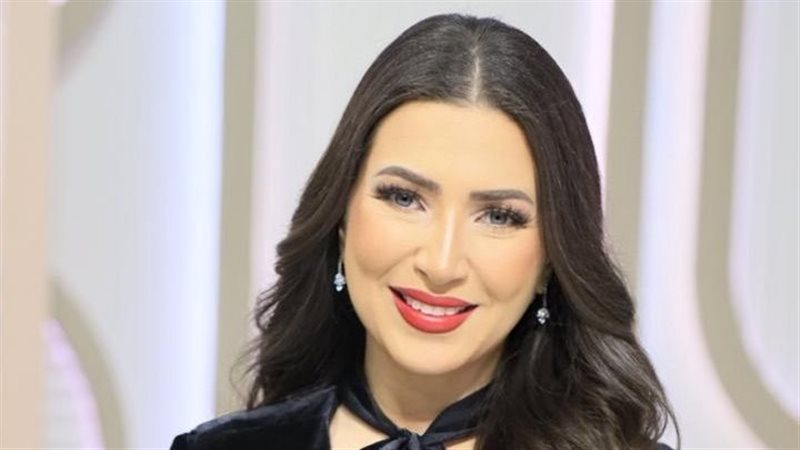الاعلامية إيمان عز