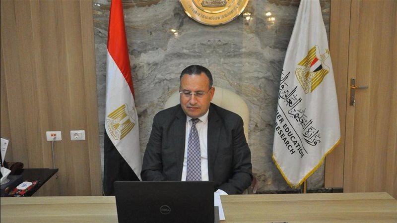 الدكتور عبدالعزيز
