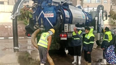نائب محافظ القاهرة يتابع أعمال شفط مياه الأمطار وإزالة الحواجز المتهالكة بالأحياء الغربية