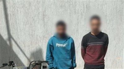 كشف ملابسات فيديو بقيام شخصين يستقلان دراجة نارية بسرقة هاتف محمول