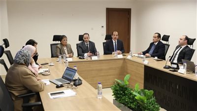  نواب وزير الصحة يناقشون مؤشرات أداء منظومة تقييم مديري ووكلاء مديريات الشئون الصحية