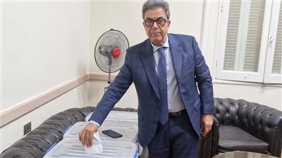 نقيب الأطباء البيطريين يدلي بصوته في انتخابات التجديد النصفي