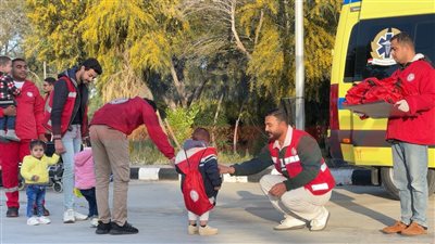 الهلال الأحمر يمد غزة بـ 2,980 طنًا من المساعدات ويستقبل الدفعة 27 من المصابين