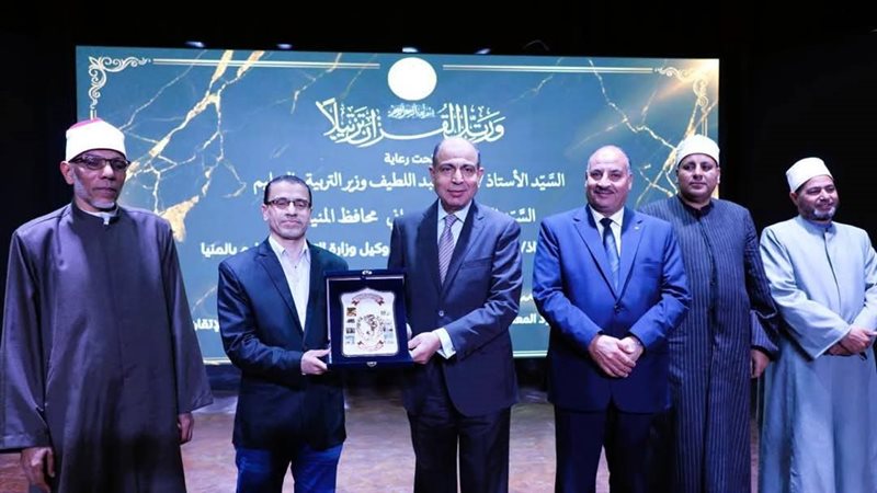 محافظ المنيا خلال