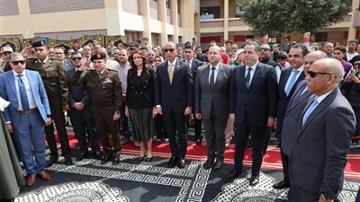 محافظ الجيزة يضع إكليل الزهور على النصب التذكاري لشهداء نزلة الشوبك