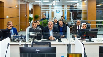  محافظ الإسكندرية يتابع من مركز السيطرة خطة مواجهة الطقس السيئ واستنفار كامل للأجهزة التنفيذية 