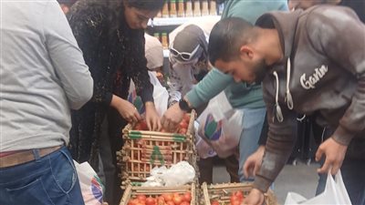 إقبال المواطنين على شراء الطماطم بـ20 جنيهًا داخل منافذ 